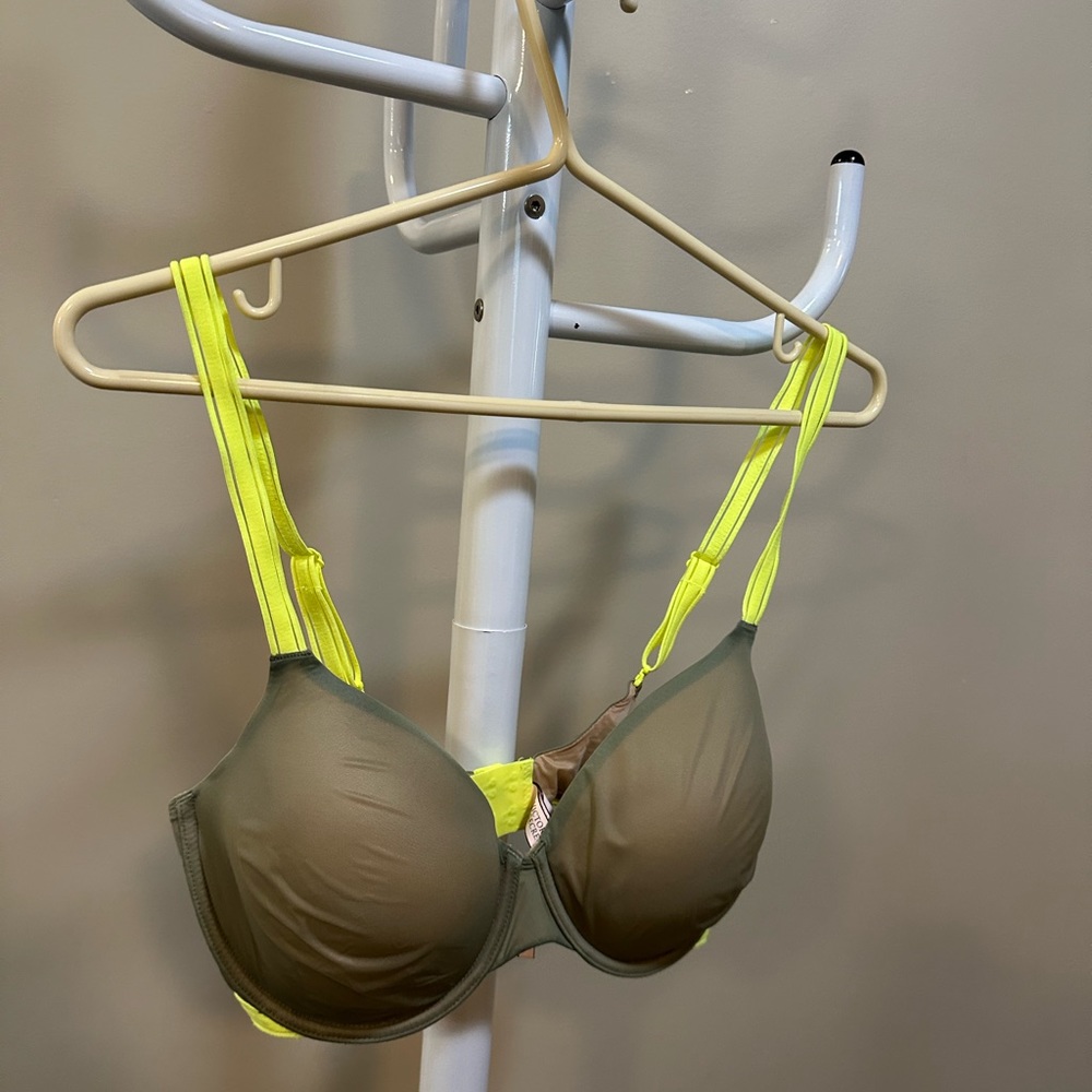Bra from Victoria secret’s. Green colour. Size is 34 DD
